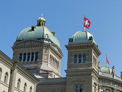 Bild Bundeshauskuppel vor blauem Himmel