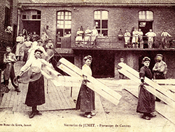 Alte Fotografie, auf der Kanonenträgerinnen aus den Glaswerken von Jumet zu sehen sind.