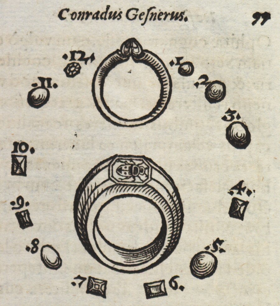 Kreisförmig angeordnete Gemmen, zwei Ringe in der Mitte