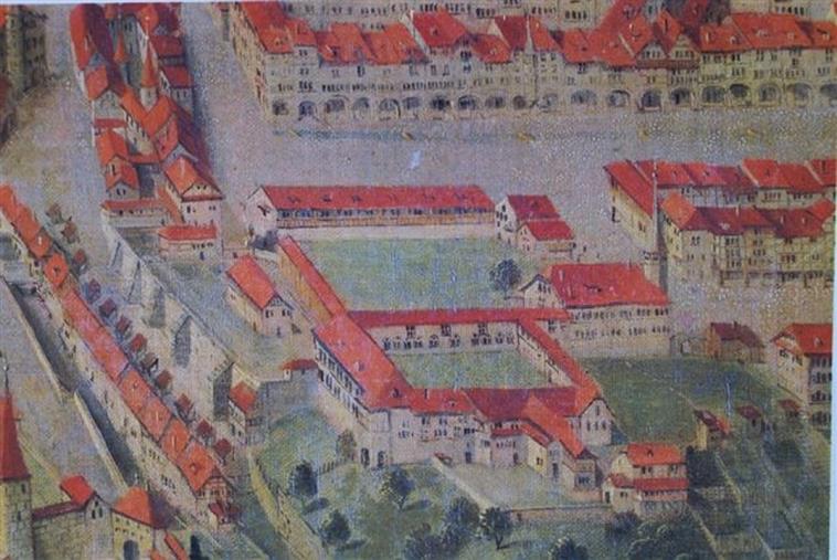 Auf dem Ausschnitt des Stadtplans von Sickinger aus der Vogelperspektive rund um den Zytglogge sind die mit roten Ziegeldächern gedeckten Häuserreihen an der Kramgasse, der heutigen Hotelgasse und unterhalb einer Stützmauer am heutigen Frickweg zu erkennen. In der unteren Bildhälfte befinden sich die Bauten des ehemaligen Franziskanerklosters auf quadratischem Grundriss, an dessen rechter oberer Ecke die Lateinschule angebaut ist.