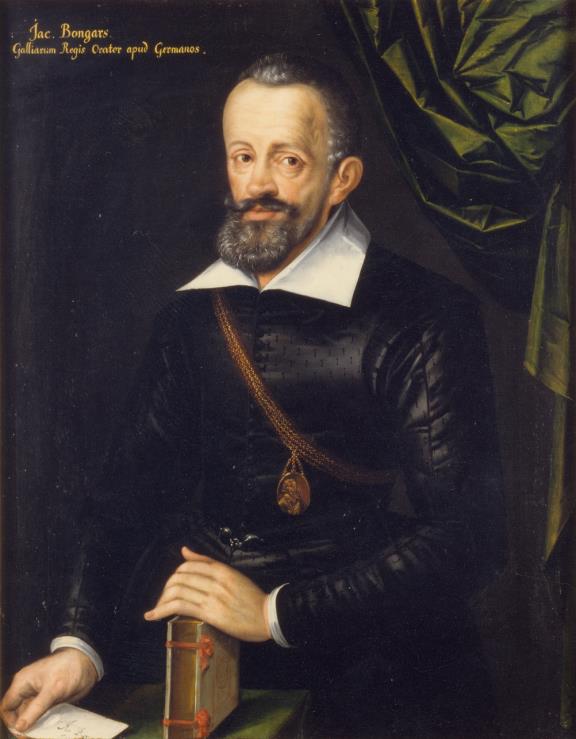 Vor dunklem Hintergrund erscheint das Brustbild von Jacques Bongars, der von 1554 bis 1612 lebte. Die Bezeichnung oben links im Bild lautet: Jac. Bongars Galliarum Regis Orator apud Germanos, das heisst: Jacques Bongars, Gesandter des französischen Königs bei den deutschen Fürsten. Der Diplomat ist stehend und leicht nach links gewendet wiedergegeben, wobei sein Blick direkt zum Betrachter gerichtet ist. In der rechten Hand hält er einen Brief, seine linke Hand liegt auf einem Buch, das vor ihm auf einem Tisch steht. Das Bildnis zeigt Bongars in fortgeschrittenem Alter mit ergrautem Haar. Das Gesicht mit der hohen runden Stirn und den weich modellierten Zügen wirkt ruhig und ernsthaft. Der Porträtierte trägt ein der Mode der Zeit entsprechendes schwarzes Wams und darunter ein weisses Hemd mit steifem flachem Kragen. Von der oberen rechten Ecke hängt ein kunstvoll drapierter Vorhang herab, der mit dem grün gedeckten Tisch links im Vordergrund korrespondiert. Die mit Bedacht im Bild platzierten Gegenstände verraten Näheres über die dargestellte Person. So lässt sich bei genauerem Hinsehen der Adressat des Briefes ausmachen. Die Aufschrift Au Roy weist ihn als Henri IV aus, in dessen Diensten Bongars stand. Der König ist noch ein weiteres Mal im Bild vertreten: Als Brustbild im Profil ziert sein Konterfei das Medaillon, das der Dargestellte an einer Ehrenkette um die Brust trägt. Neben dem Brief als Sinnbild menschlicher Beziehungen steht das Buch für Bongars‘ grosse Leidenschaft als Gelehrter und Büchersammler.