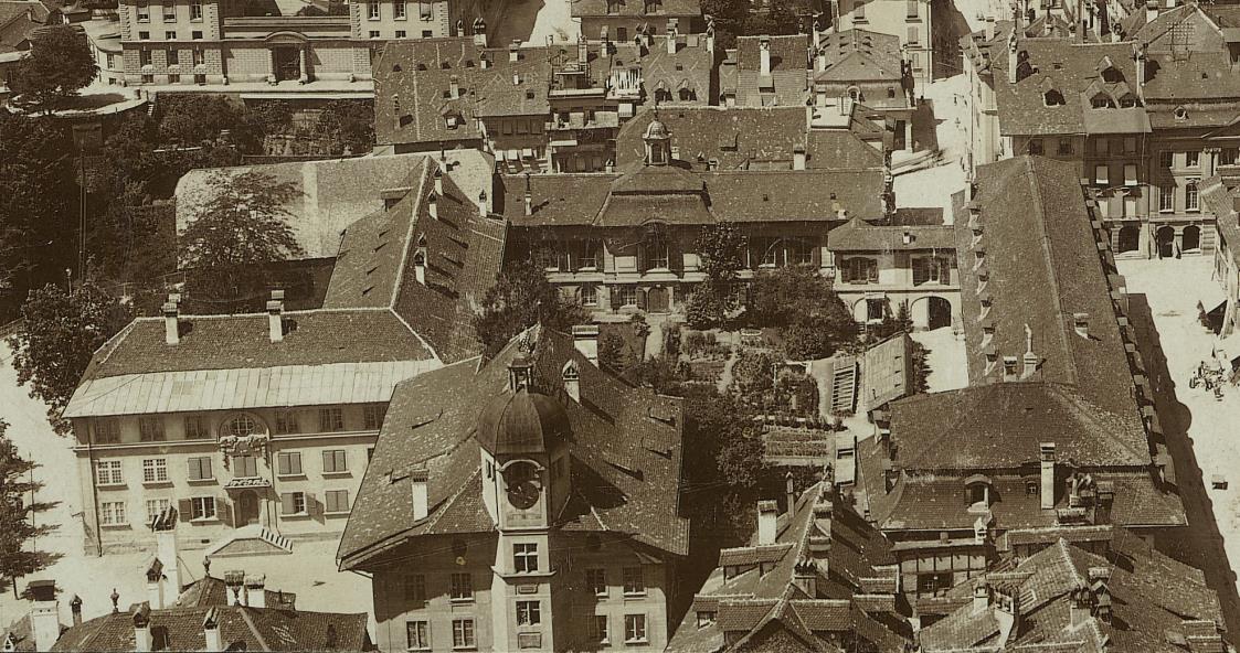 Auf der Schwarz-weiss-Fotografie ist rechts das Bibliotheksgebäude zu erkennen. Links davon steht quer zur Herrengasse, die damals noch nicht bis zum heutigen Kasinoplatz durchlief, die Bibliotheksgalerie mit leicht erhöhtem Mittelteil, die direkt an das noch bestehende, dreiflügelige Klostergebäude angebaut ist. Im Vordergrund ist das Gebäude der Lateinschule zu sehen.