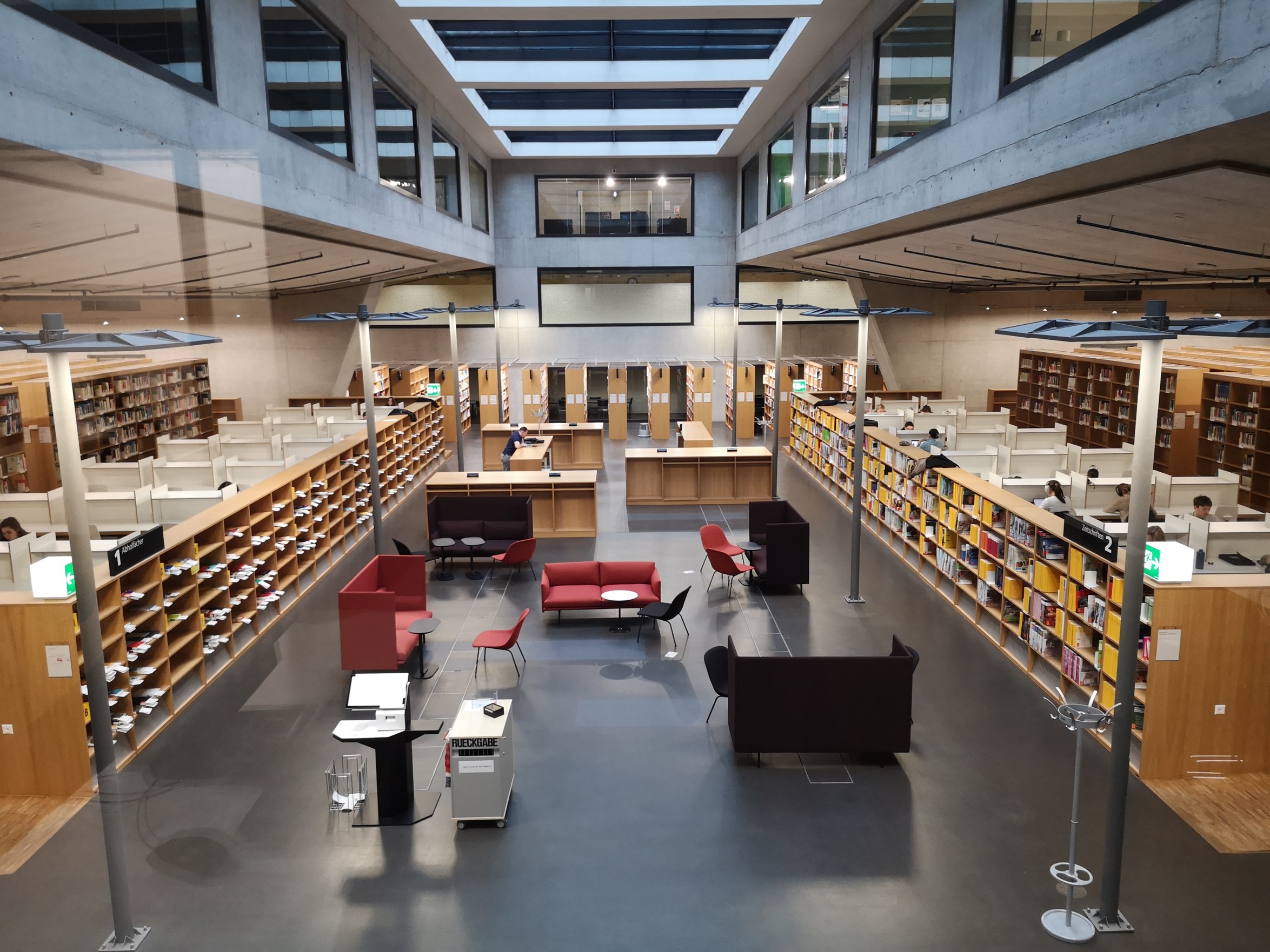Mittelteil der Bibliothek vonRoll  mit Zeitschriften und Ausleihtheke