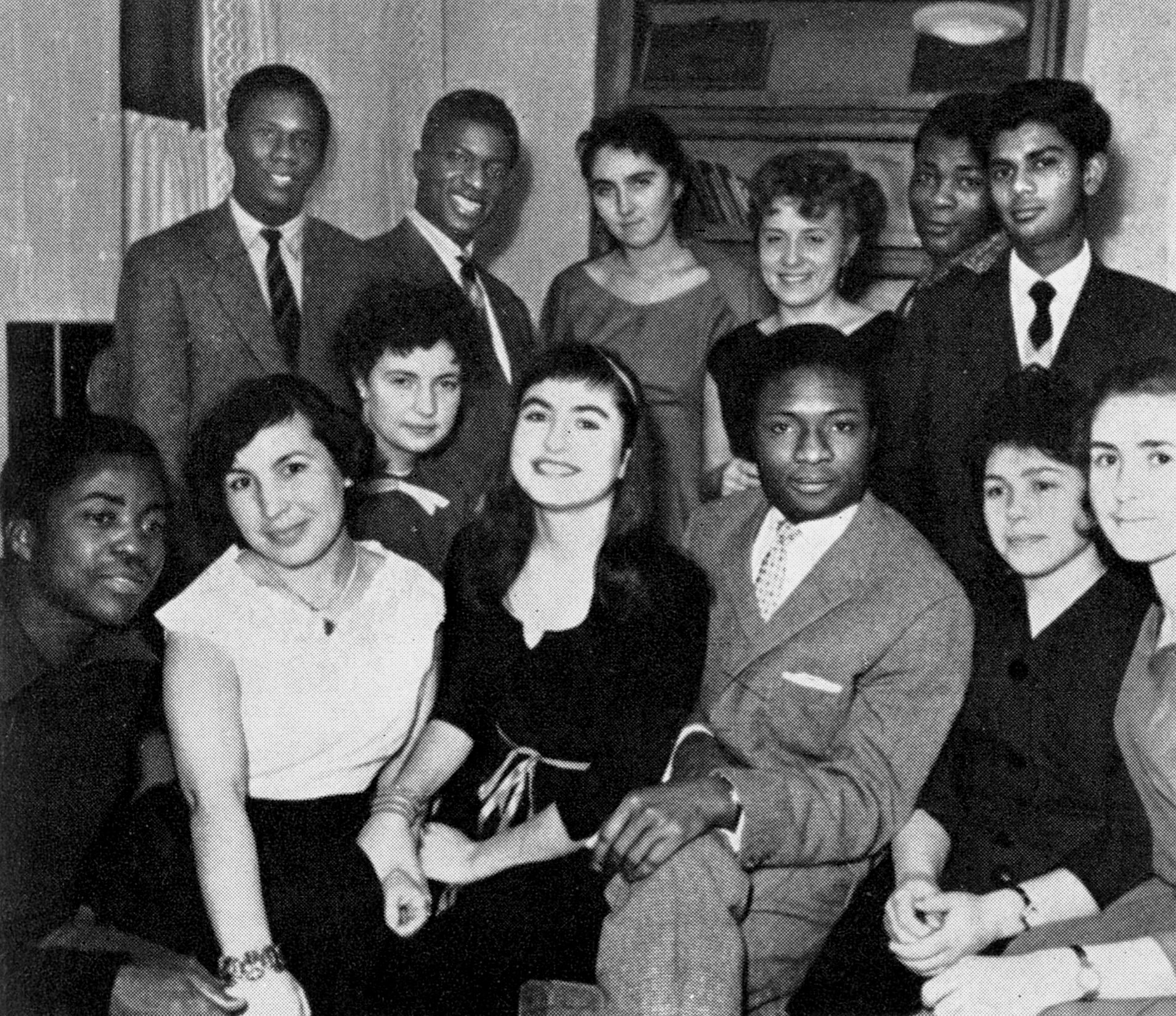 «Sowjetische Studentinnen mit Michel Ayih und seinen Freunden» Ayih, Michel: Ein Afrikaner in Moskau. Köln 1961.