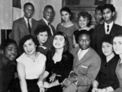 «Sowjetische Studentinnen mit Michel Ayih und seinen Freunden» Ayih, Michel: Ein Afrikaner in Moskau. Köln 1961.