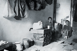 Michael Konforti (links) und Gavra Mandil (rechts), zwei jüdische Knaben, in einer Zelle des italienischen Campo di concemtramento in Prishtina/Priština, 1941 oder 1942. Bild stammt aus dem Buch von Franziska Zaugg.